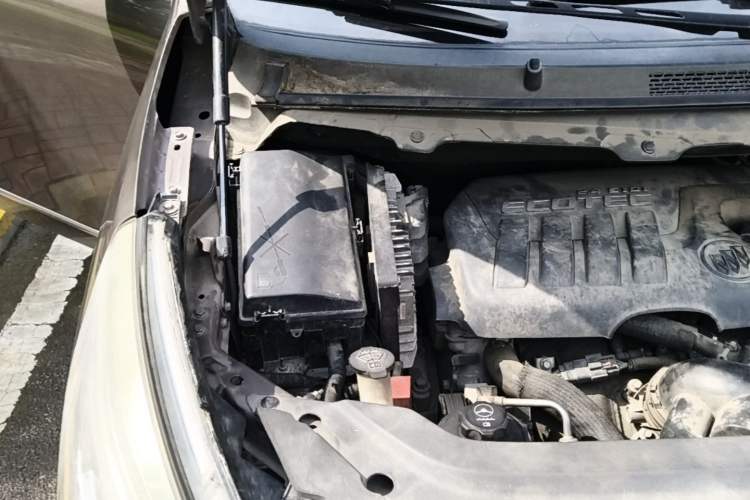Used Buick GL8 2014 2.4L LT Luxury Business Executive Edition Engine Bay Right