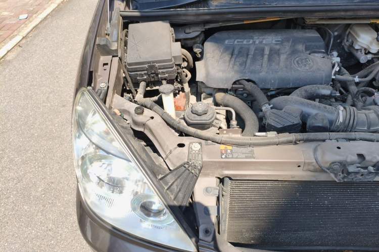 Used Buick GL8 2014 2.4L Comfort Edition Engine Bay Right