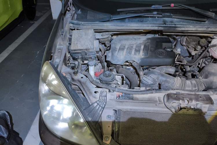 Used Buick GL8 2014 2.4L Executive Edition Engine Bay Right