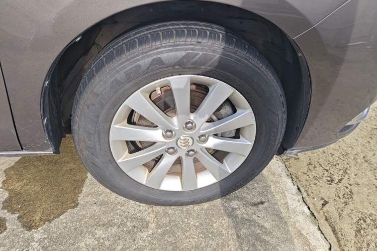 Used Buick GL8 2014 2.4L CT Luxury Business Comfort Edition Right Front Wheel Hub
