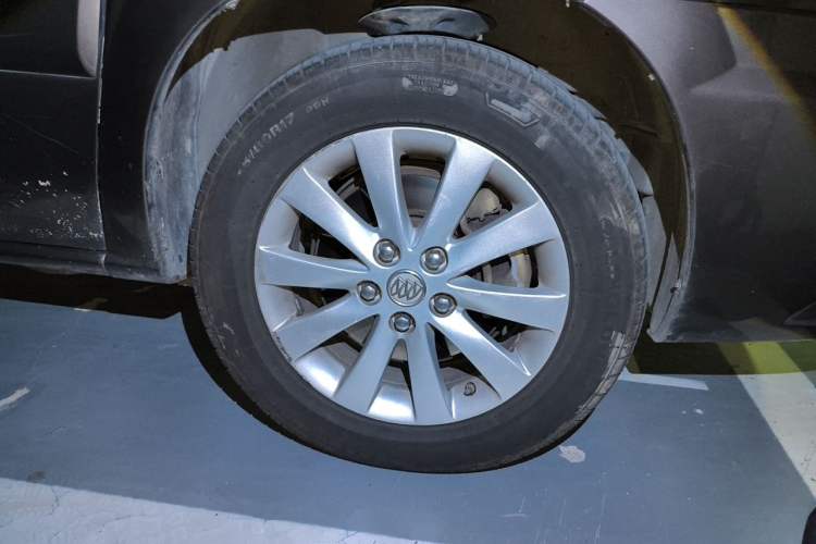 Used Buick GL8 2014 2.4L Executive Edition Right Front Wheel Hub