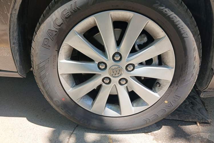Used Buick GL8 2014 2.4L Executive Edition Right Front Wheel Hub
