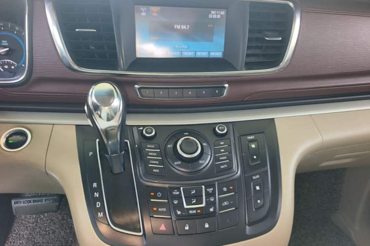Used Buick GL8 2014 3.0L GT Luxury Business Haoya Edition Audio And AC Panel