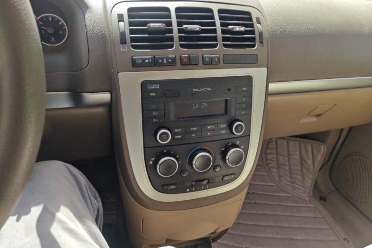 Used Buick GL8 2014 2.4L Classic Edition Audio And AC Panel