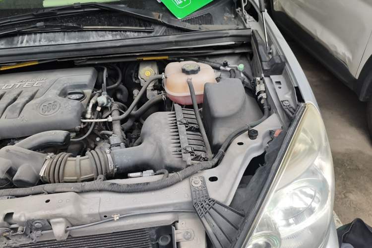 Used Buick GL8 2014 2.4L Comfort Edition Engine Bay Left