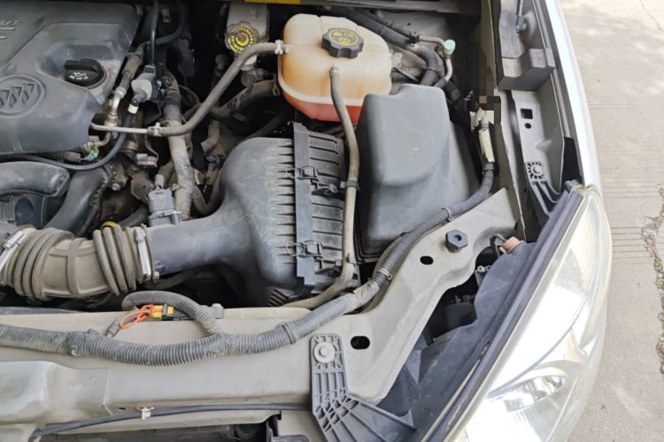 Used Buick GL8 2014 2.4L Comfort Edition Engine Bay Left