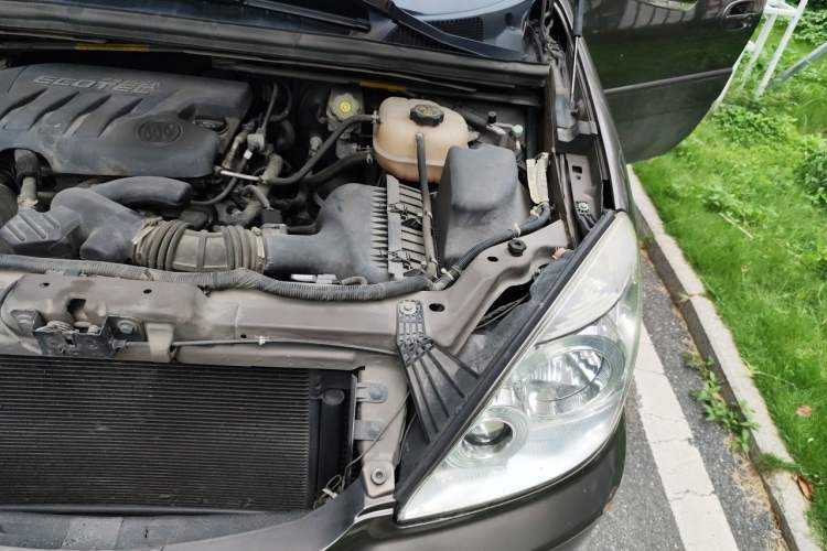 Used Buick GL8 2014 2.4L Classic Edition Engine Bay Left