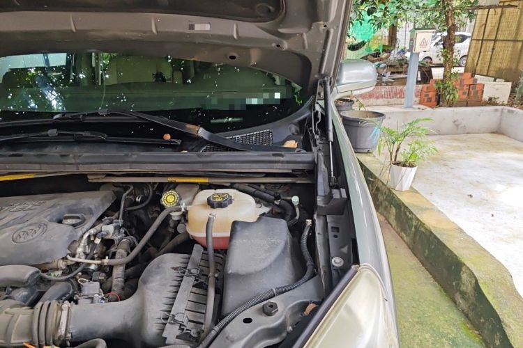 Used Buick GL8 2014 2.4L Classic Edition Engine Bay Left
