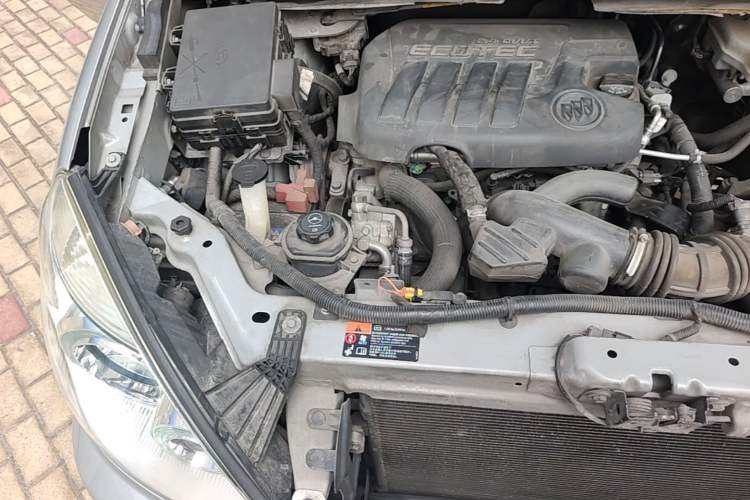 Used Buick GL8 2014 2.4L Executive Edition Engine Bay Right