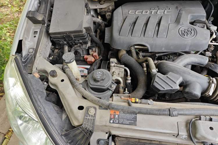 Used Buick GL8 2014 2.4L Comfort Edition Engine Bay Right