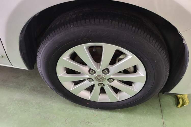 Used Buick GL8 2014 2.4L LT Luxury Business Executive Edition Right Front Wheel Hub