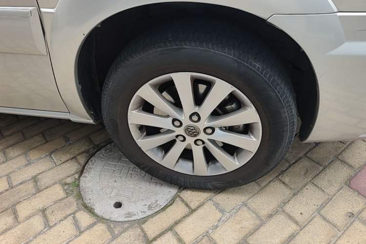 Used Buick GL8 2014 2.4L Executive Edition Right Front Wheel Hub