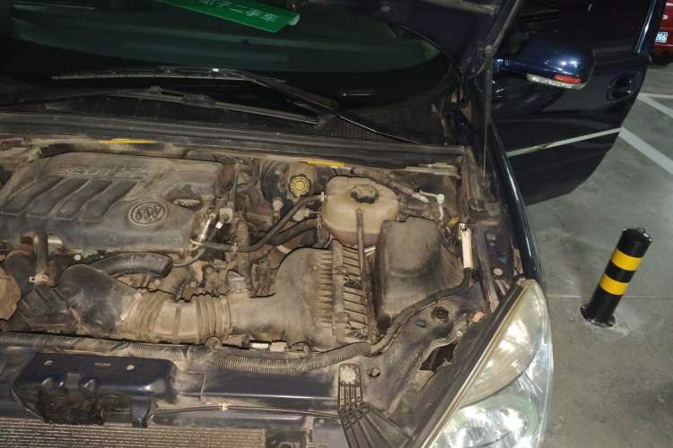Used Buick GL8 2014 2.4L Comfort Edition Engine Bay Left