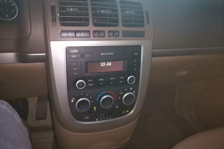 Used Buick GL8 2014 2.4L Classic Edition Audio And AC Panel