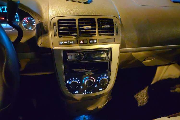 Used Buick GL8 2014 2.4L Classic Edition Audio And AC Panel