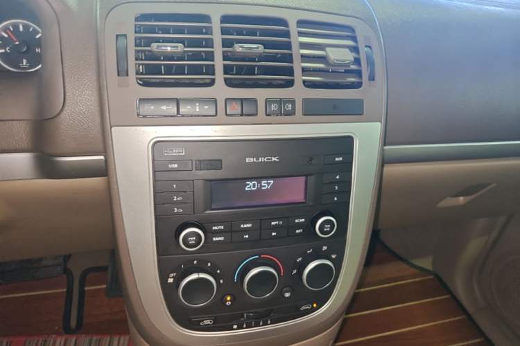Used Buick GL8 2014 2.4L Classic Edition Audio And AC Panel