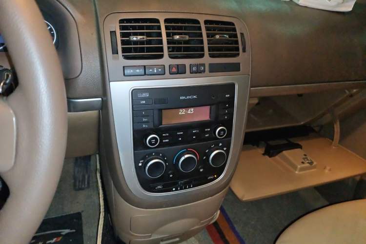 Used Buick GL8 2014 2.4L Classic Edition Audio And AC Panel