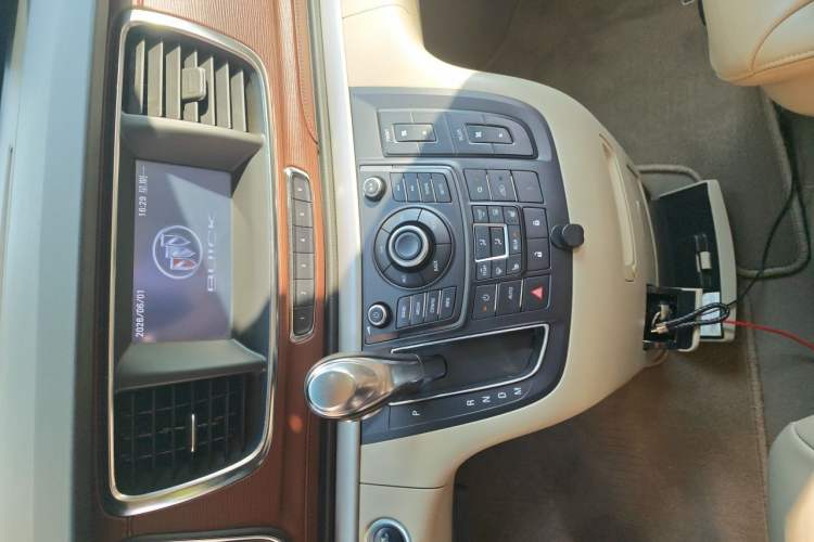 Used Buick GL8 2014 3.0L GT Luxury Business Haoya Edition Audio And AC Panel