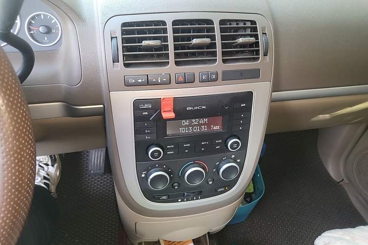 Used Buick GL8 2014 2.4L Classic Edition Audio And AC Panel