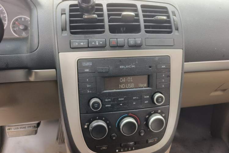 Used Buick GL8 2014 2.4L Executive Edition Audio And AC Panel