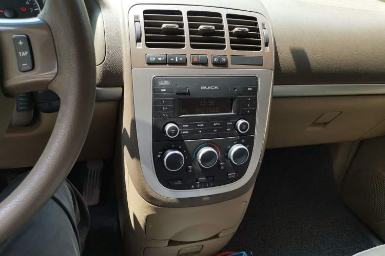 Used Buick GL8 2014 2.4L Classic Edition Audio And AC Panel