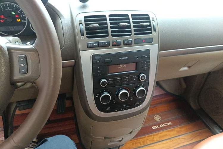 Used Buick GL8 2014 2.4L Classic Edition Audio And AC Panel
