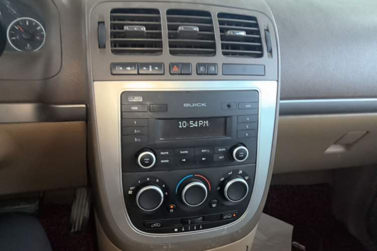 Used Buick GL8 2014 2.4L Classic Edition Audio And AC Panel