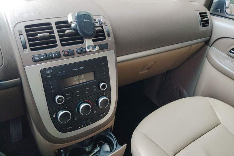 Used Buick GL8 2014 2.4L Classic Edition Audio And AC Panel