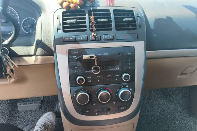 Used Buick GL8 2014 2.4L Executive Edition Audio And AC Panel