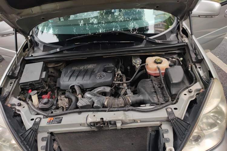 Used Buick GL8 2014 2.4L Classic Edition Engine Bay