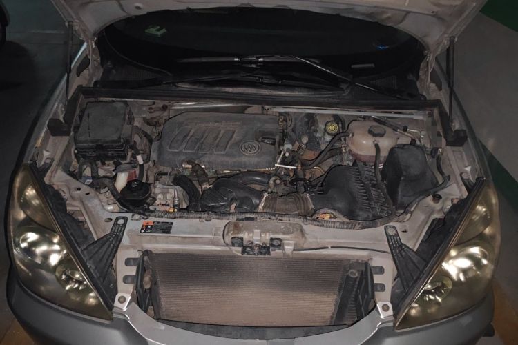 Used Buick GL8 2014 2.4L Classic Edition Engine Bay