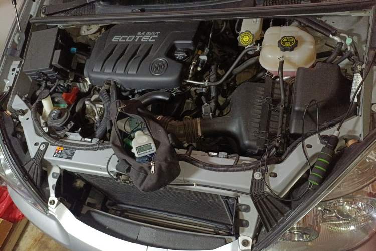 Used Buick GL8 2014 2.4L Classic Edition Engine Bay