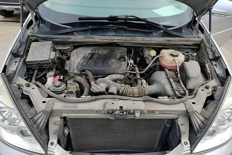 Used Buick GL8 2014 2.4L Classic Edition Engine Bay