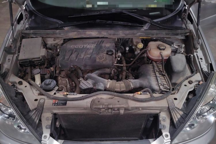 Used Buick GL8 2014 2.4L Executive Edition Engine Bay