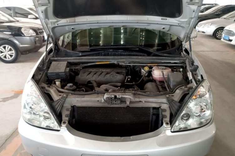 Used Buick GL8 2014 2.4L Executive Edition Engine Bay