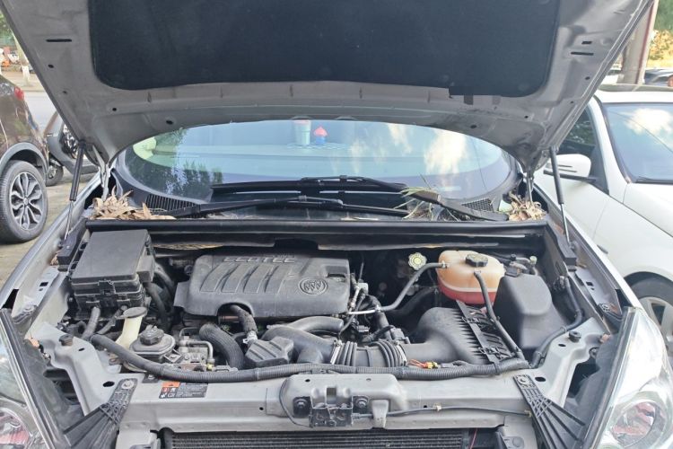 Used Buick GL8 2014 2.4L Classic Edition Engine Bay