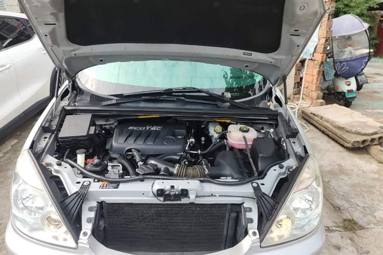 Used Buick GL8 2014 2.4L Executive Edition Engine Bay