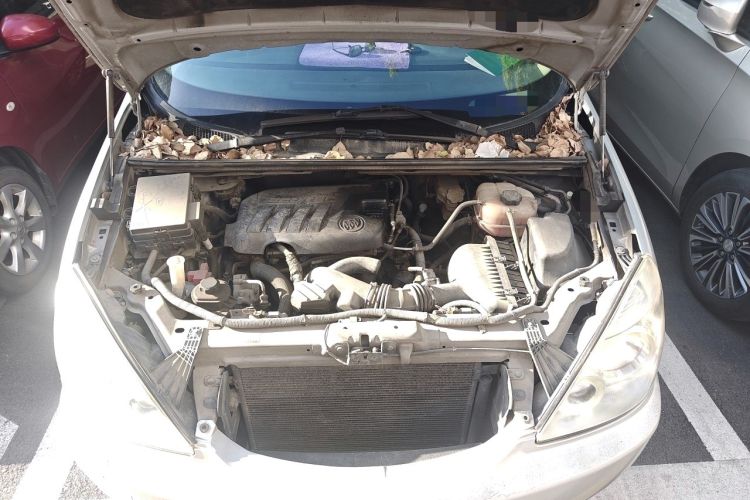 Used Buick GL8 2014 2.4L Executive Edition Engine Bay