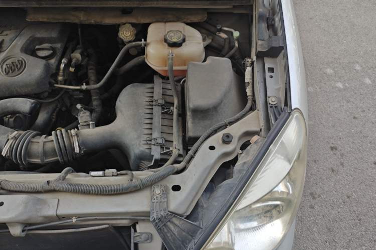 Used Buick GL8 2014 2.4L Classic Edition Engine Bay Left