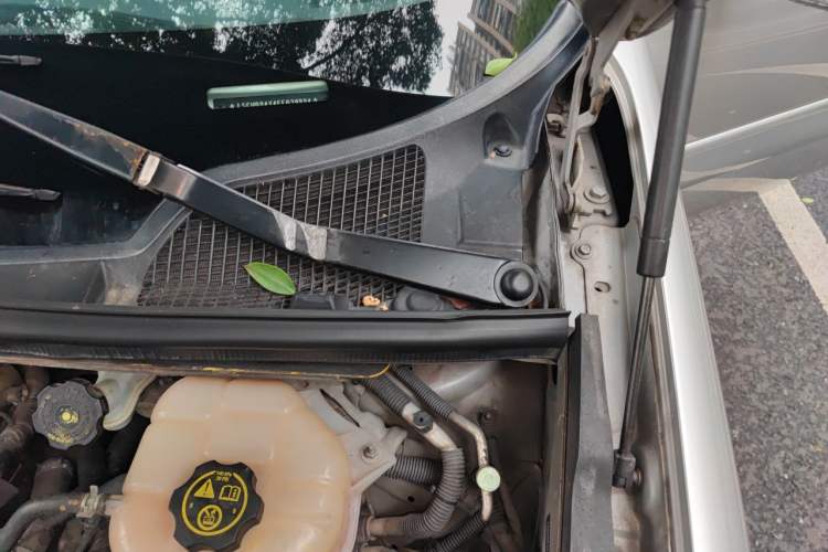 Used Buick GL8 2014 2.4L Classic Edition Engine Bay Left