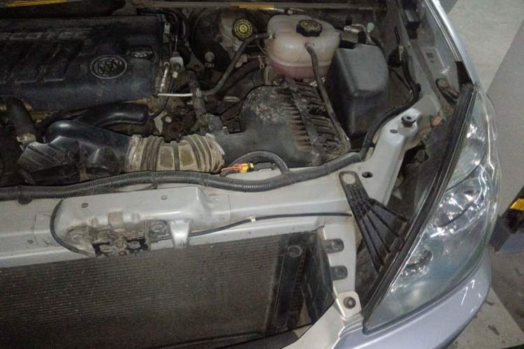 Used Buick GL8 2014 2.4L Comfort Edition Engine Bay Left