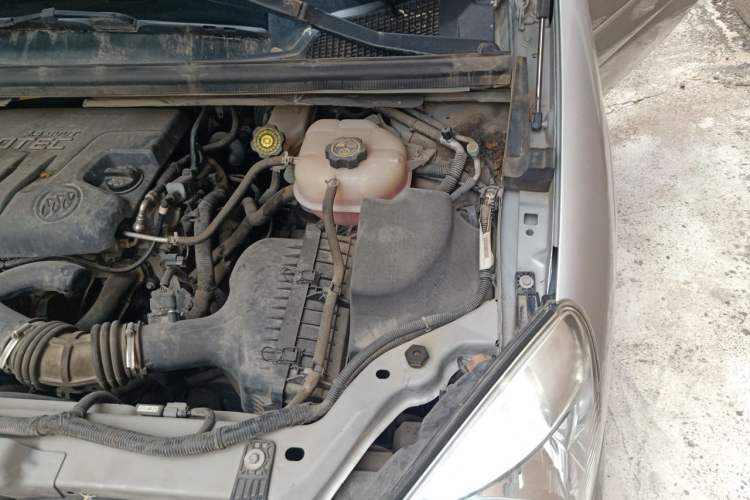 Used Buick GL8 2014 2.4L Classic Edition Engine Bay Left