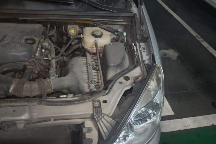 Used Buick GL8 2014 2.4L Classic Edition Engine Bay Left