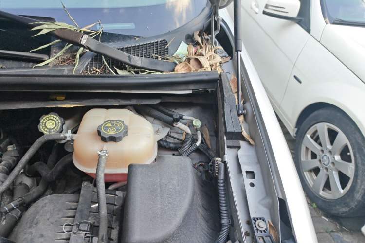 Used Buick GL8 2014 2.4L Classic Edition Engine Bay Left