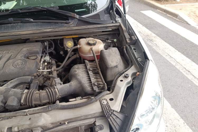 Used Buick GL8 2014 2.4L Classic Edition Engine Bay Left