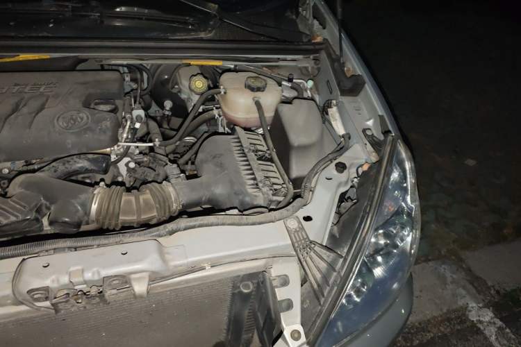 Used Buick GL8 2014 2.4L Classic Edition Engine Bay Left