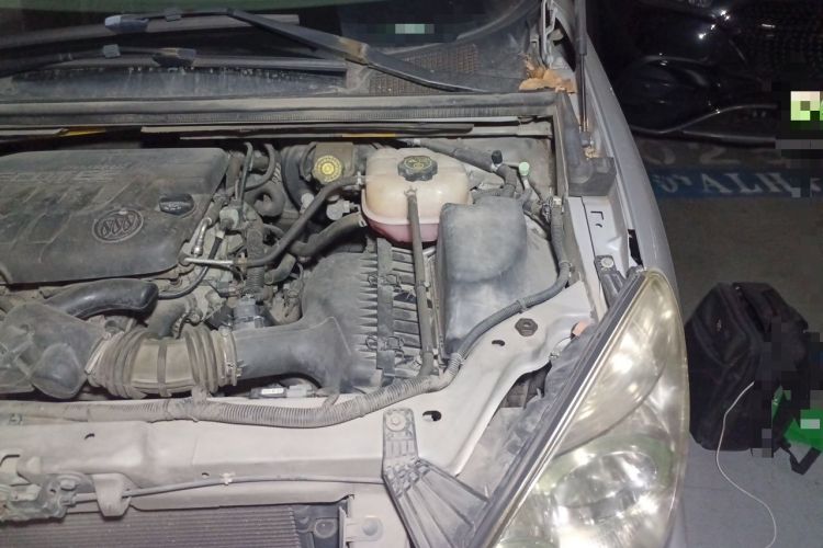 Used Buick GL8 2014 2.4L Classic Edition Engine Bay Left