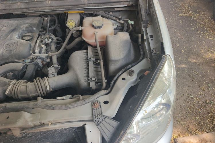 Used Buick GL8 2014 2.4L Classic Edition Engine Bay Left