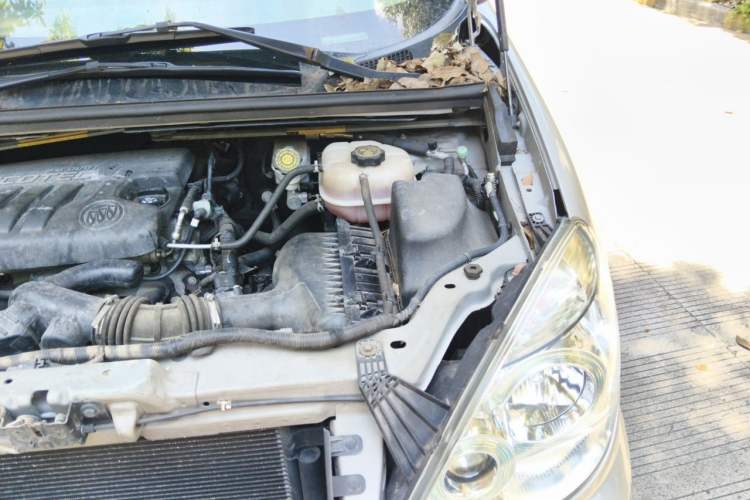 Used Buick GL8 2014 2.4L Classic Edition Engine Bay Left