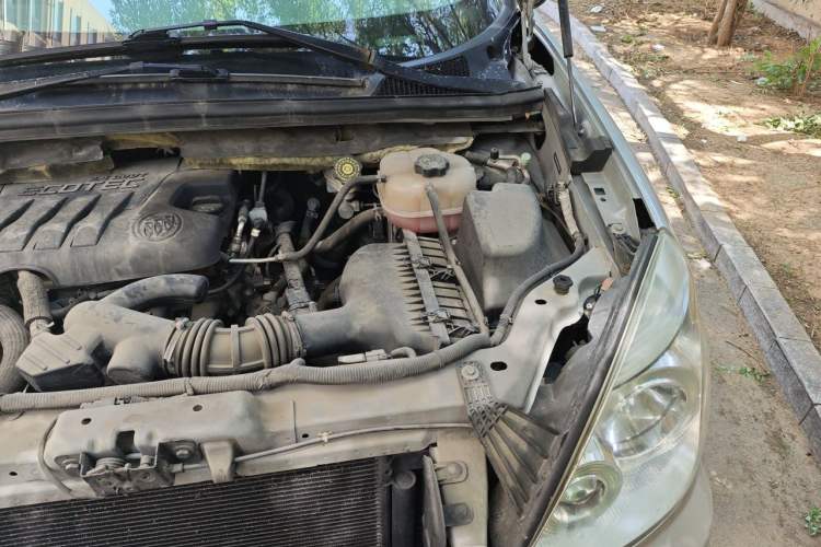 Used Buick GL8 2014 2.4L Classic Edition Engine Bay Left